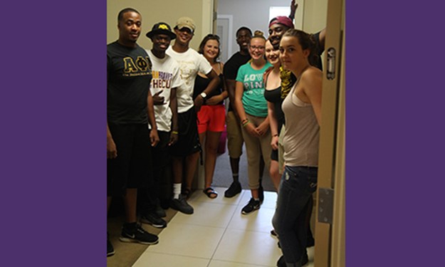 Freshmen move in 1 resized.jpg